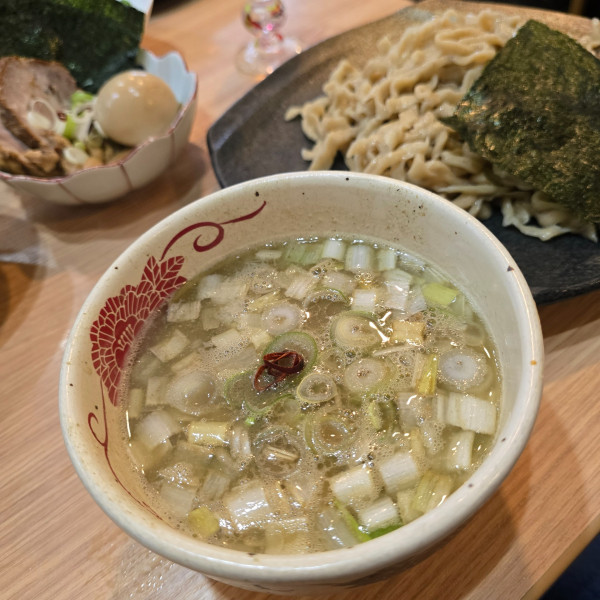 「特製つけそば 佐藤さん家の九条ねぎ」@中華そば専門 とんちぼの写真