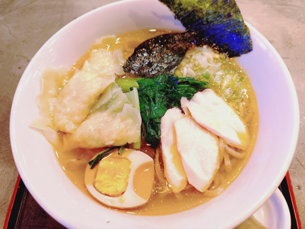 「海老ワンタンメン　１０００円」@大衆食堂るんごホールの写真