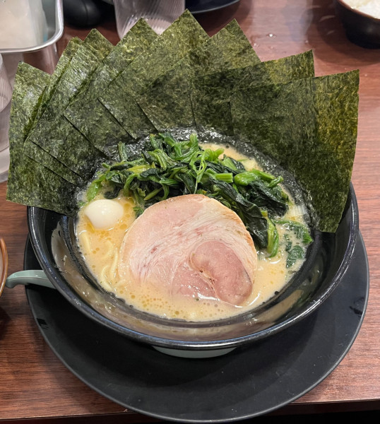 「半麺ラーメン(のり5枚増し)麺かめ味普通脂少なめ+ほうれん草」@四谷商店の写真