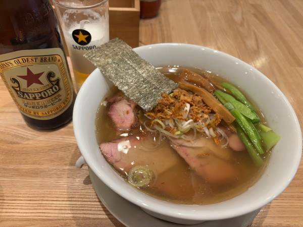 「サッポロ赤星中瓶〜炭火焼きチャーシュー塩そば」@麺や みかんの写真