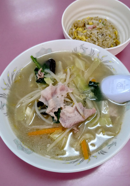 「タンメン＋半チャーハン」@香華飯店の写真