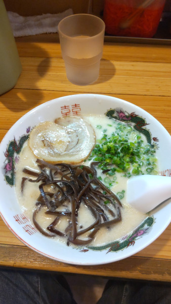 「博多豚骨ラーメン750円+替え玉130円」@コハクノトキの写真