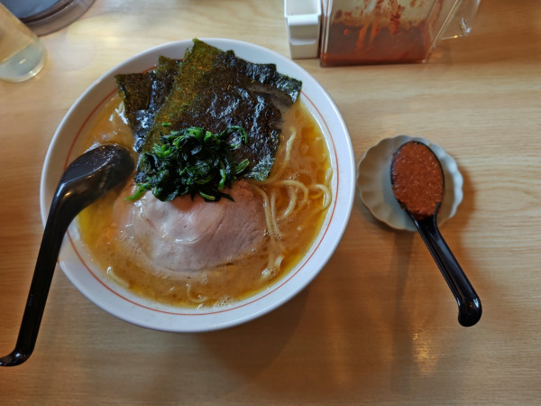 「豚骨醤油ラーメン中盛　トッピングからみそ」@麺家 瀧の写真