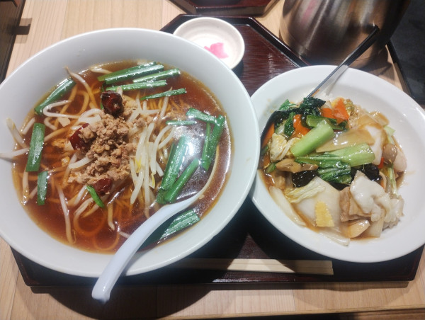 「ラーメンセット(台湾ラーメン、五目中華丼)」@創作中華料理 名采の写真