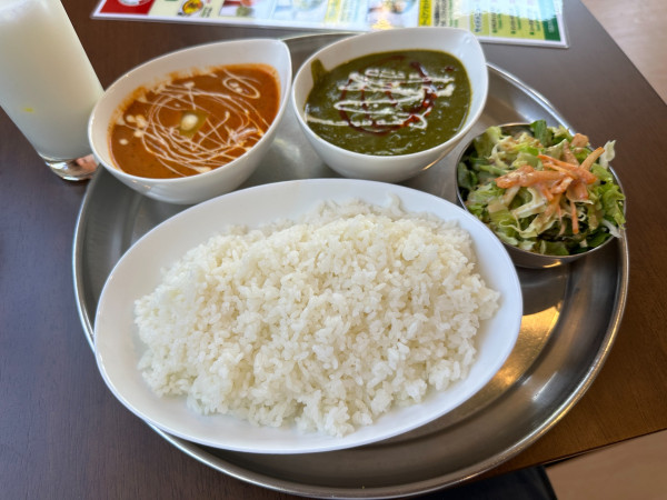 「ダブルカレーライス（中辛・バターチキン・ほうれん草）950円」@デシザイカ インド料理＆バーの写真