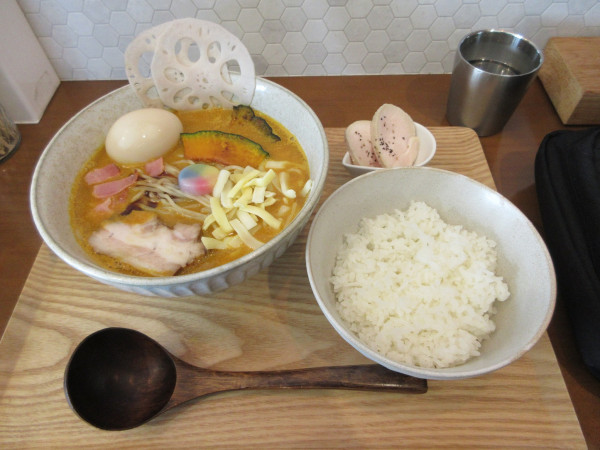 「限定カレーラーメン（１０００円）＋味玉１００円＋ごはん１５０」@カフェと迷ってラーメン屋の写真