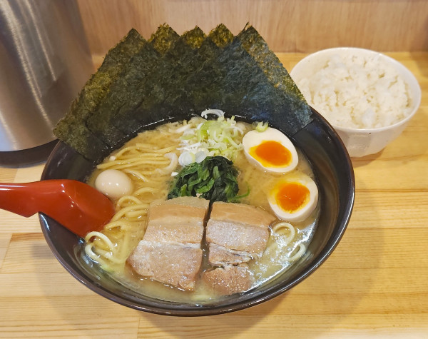 「赤盛りラーメン（醤油）￥1,080+無料ライス」@横浜家系ラーメン 赤家 住吉店の写真