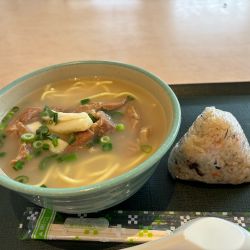 やいまそば980円、ジューシーおにぎり220円