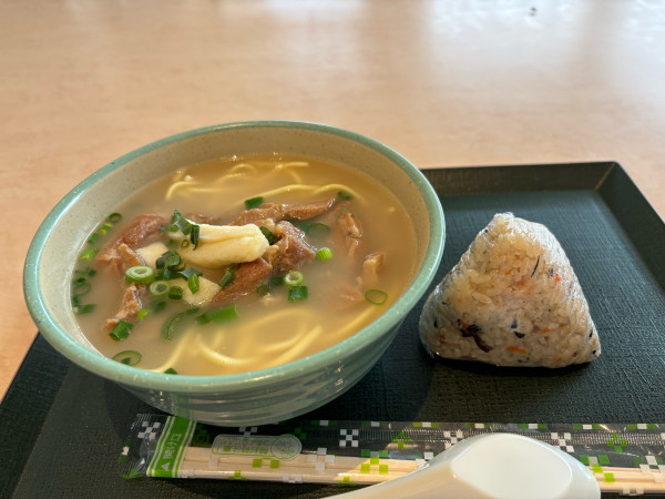 「やいまそば980円、ジューシーおにぎり220円」@やいま村の写真