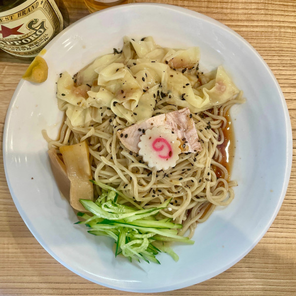 「サッポロ赤星２本＋わかめメンマ皿他→ 冷やしワンタンメン」@らーめん 高尾の写真