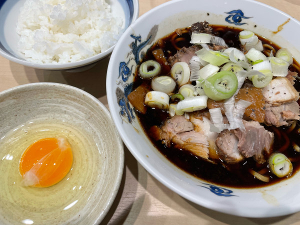 「中華そば並　ライス　生卵」@西町大喜 とやマルシェ店の写真