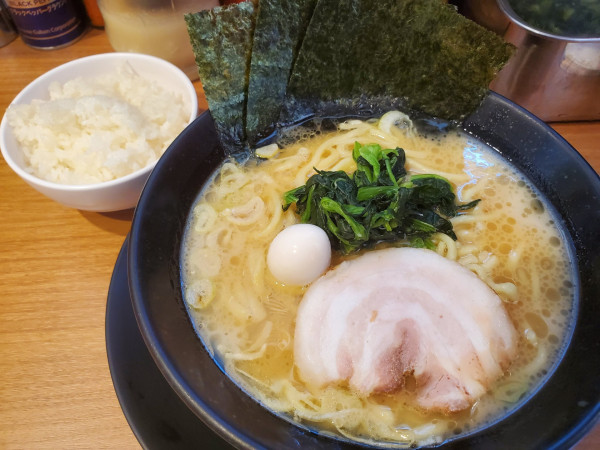 「ラーメン＋ライス」@横浜家系ラーメン 晴天家 十日市場店の写真