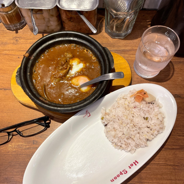 「半熟玉子 牛すじ煮込みカレー（辛口）」@手作りカレー Hot Spoonの写真