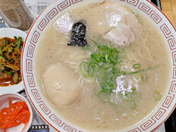 「博多ラーメン健太（2nd.）＋半熟味玉＋激辛壺ニラもやし×2」@らあめん花月嵐 亀戸北口店の写真