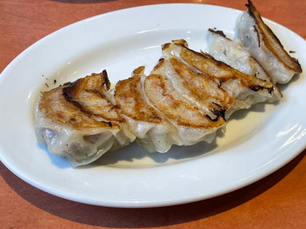 「餃子（８ヶ）　￥４６２（税込）」@東天紅の写真