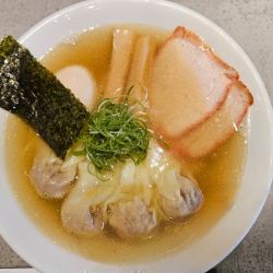 白醤油肉ワンタン麺