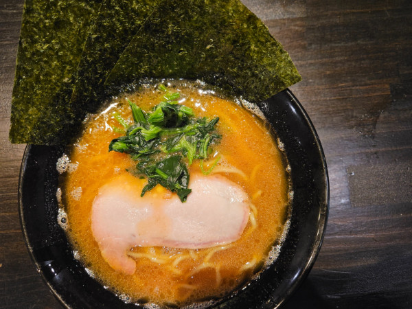 「横浜家系醤油豚骨ラーメン」@横浜家系ラーメン 吉田家の写真
