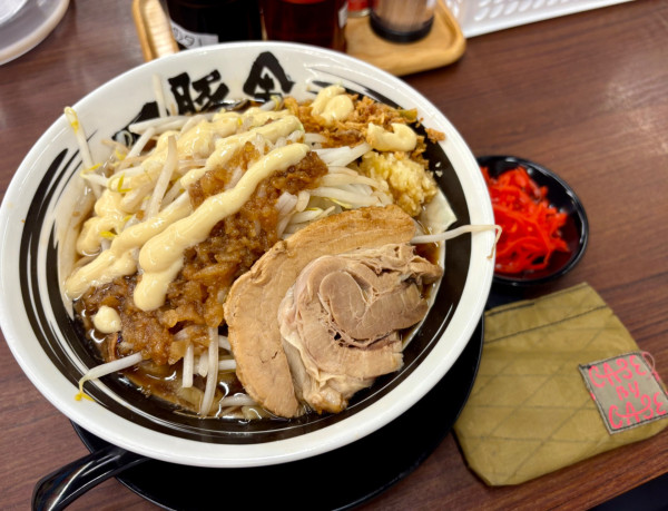 「極旨二郎＋ガリマヨ、紅生姜」@熟成豚骨ラーメン 一豚舎 枚方店の写真