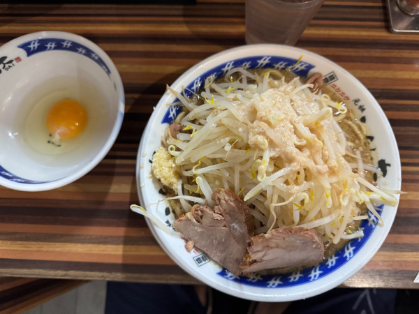 「醤油ラーメン　野菜多め　生たまご」@らーめん大 一宮店の写真
