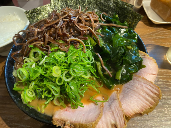 「輝道家特製ラーメン＋穂先わかめ＋きくらげ」@横浜家系らーめん 輝道家 水道橋駅前店の写真