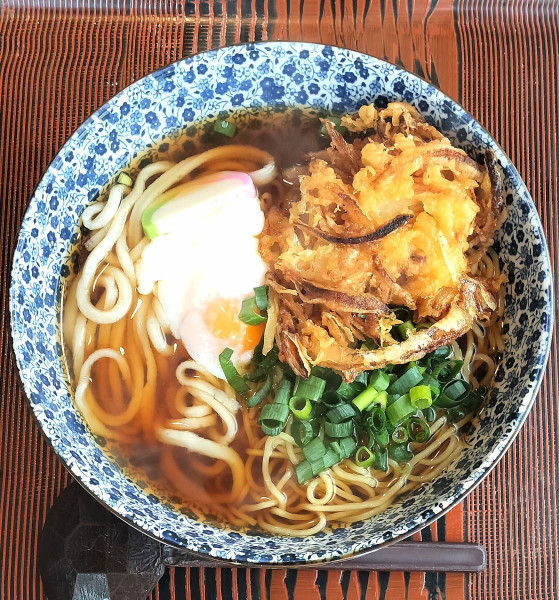 「相盛り(うどん＋中華そば) 900円＋かき揚げ 200円」@ながいきうどんの写真