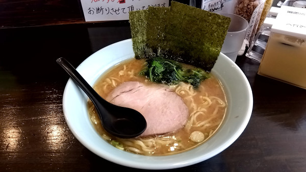 「豚骨醤油らーめん（８５０円）」@南大沢らーめん家の写真