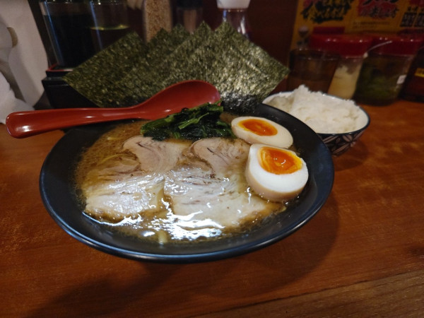 「豚骨らーめんSP（醤油）＋無料ライス」@横浜家系ラーメン希家 上野店の写真