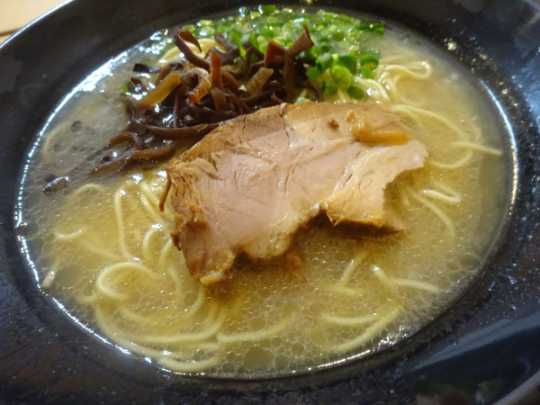 「豚骨ラーメン　ふつう　890円」@豚骨黒潮の写真