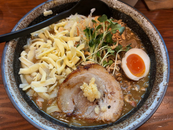 「期間限定カレーチーズラーメン1350円」@北海道らーめん 麺屋とみ吉の写真