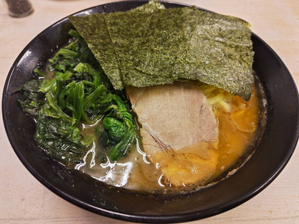 「中ラーメン・ほうれん草」@らーめん武蔵家 千葉本店の写真