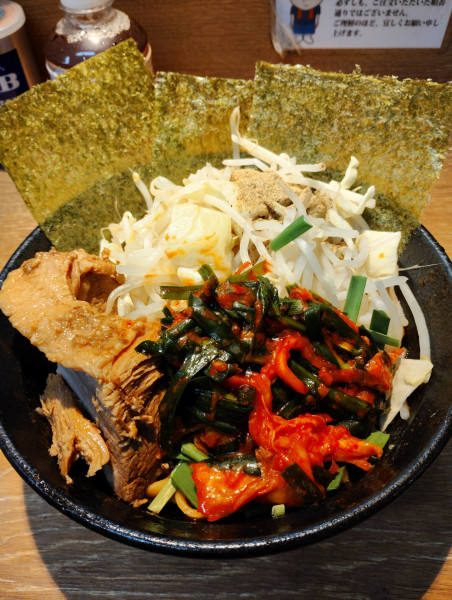 「裏限定「K?!」汁無し350TPニラキムチ」@麺屋 浜一の写真