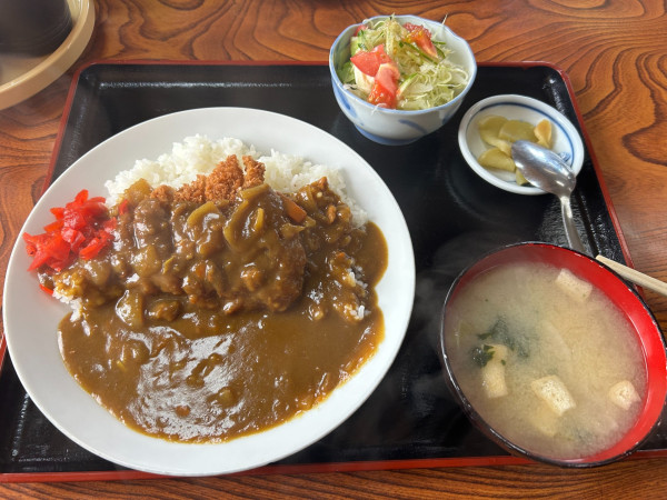 「カツカレー　950円」@鈴や食堂の写真