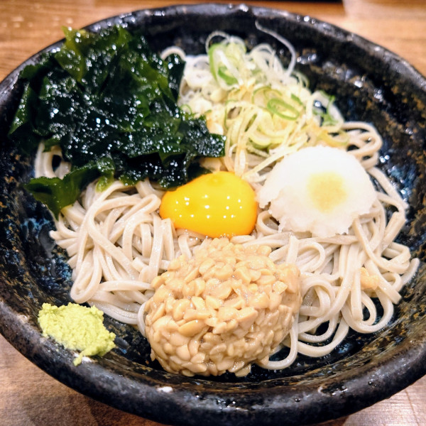 「納豆おろしそば 冷」@十割蕎麦 嵯峨谷 浜松町店の写真