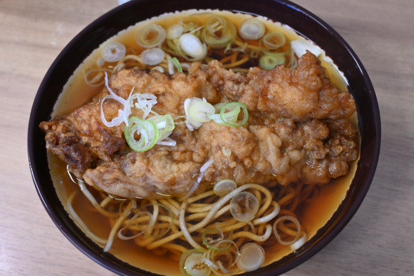 「鶏唐揚げそば(680円)」@そばうどん勝田の写真