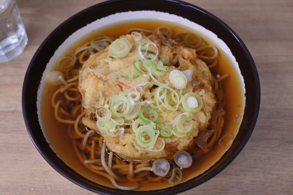 「かき揚げそば（560円）」@そばうどん勝田の写真