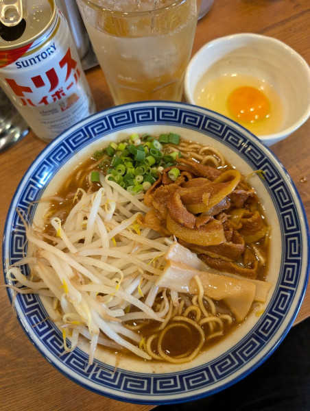 「徳島ラーメン＋もやし＋生卵＋ハイボール」@徳島ラーメン はるまの写真