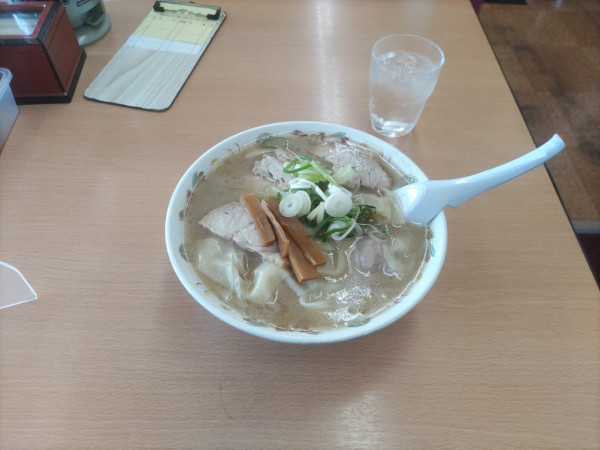 「ワンタンメン」@オーモリラーメン 新井店の写真