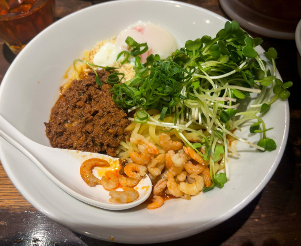 「日式 汁なし担々麺 温玉入り」@六坊担担面の写真