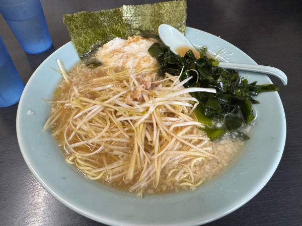 「ねぎとろラーメン　1000  わかめ増100 中盛100」@ラーメン丸子屋の写真