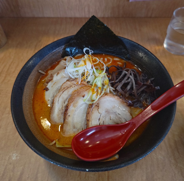 「辛味噌チャーシュー麺+無料大盛+半ライス」@十味やの写真