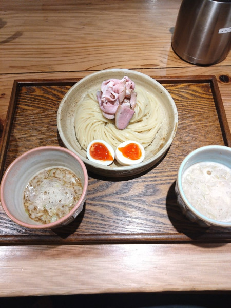 「つけ汁２種味玉つけめん（豚骨魚介、にんにく醤油、冷や盛り）」@あいだやの写真