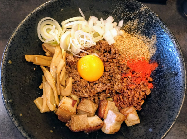 「カレーまぜそば￥950＋ライス￥100＝￥1050」@だるまの写真