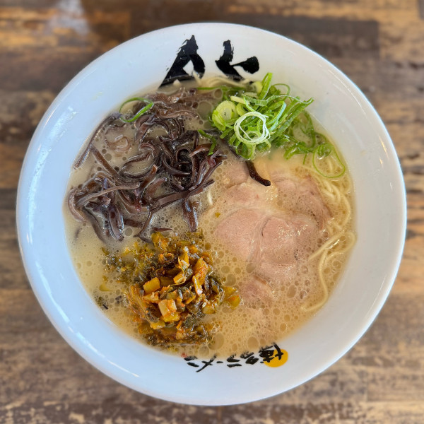 「辛子高菜ラーメン（370円）きくらげ（50円）」@博多ラーメン 膳 周船寺店の写真