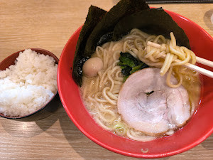 「醤油ラーメン(＋無料ライス)(870)」@横浜家系ラーメン 赤家 鶴見店の写真