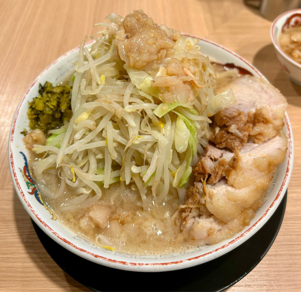 「小豚 肉アブラ 生卵 1250+150+50円」@ラーメン豚山 吉祥寺店の写真