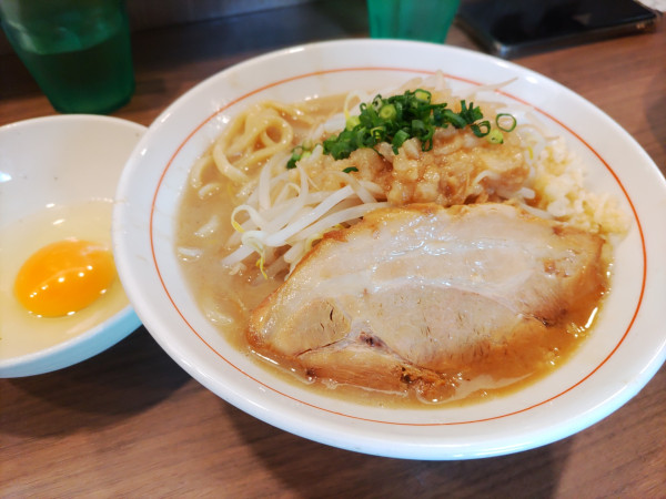 「ラーメン（150g）950円 生卵50円」@ラーメン謝の写真