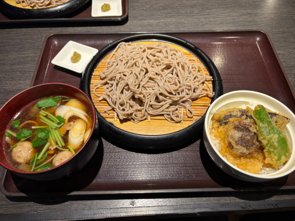 「鴨つけそばとミニ野菜天丼セット1320円」@レストラン百花料爛 埼玉スポーツセンター 天然温泉内店の写真