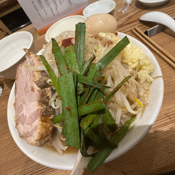 「駄目な豚野郎・麺大盛り・味玉『コール』 ニンニクマシ、アブラマシ」@かね田の写真