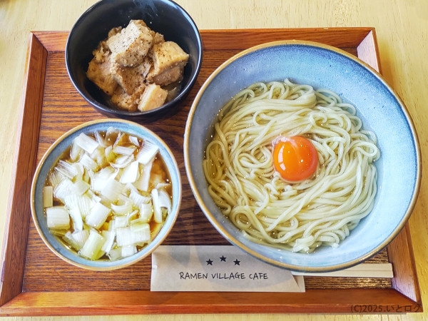 「釜玉昆布水つけ麺 醤油（＋美味しいお肉増し＋ぷりぷり海老ワン」@RAMEN VILLAGE CAFEの写真