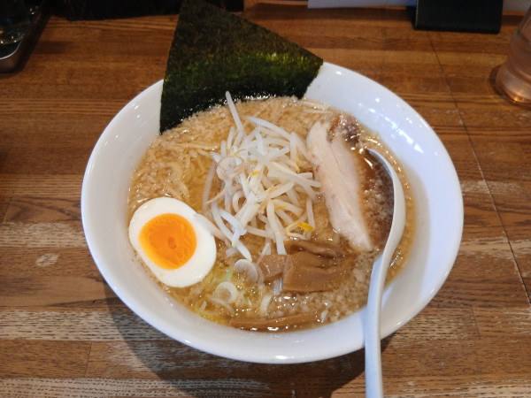 「醬油らーめん・太麺こってり 830円」@メガらーめんの写真